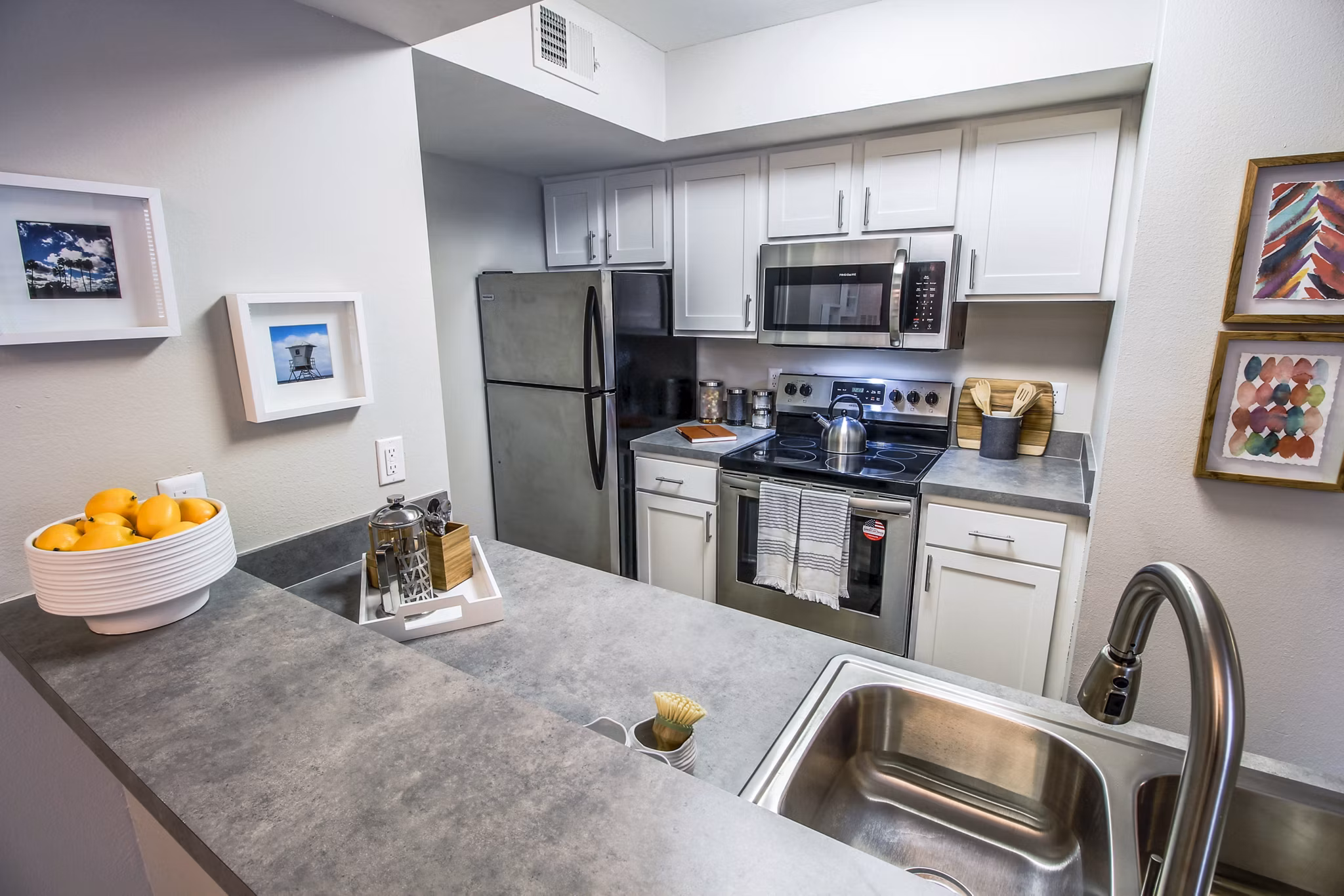Modern kitchen with stainless steel appliances at The Retreat at Vista Lake Apartments
