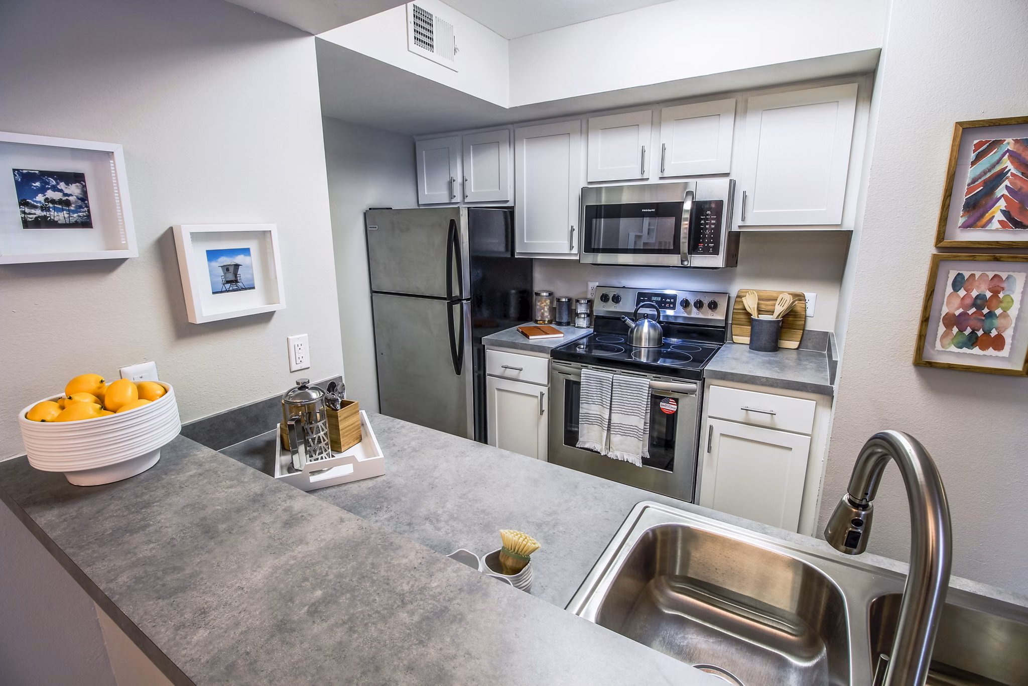 Modern kitchen with stainless steel appliances at The Retreat at Vista Lake Apartments