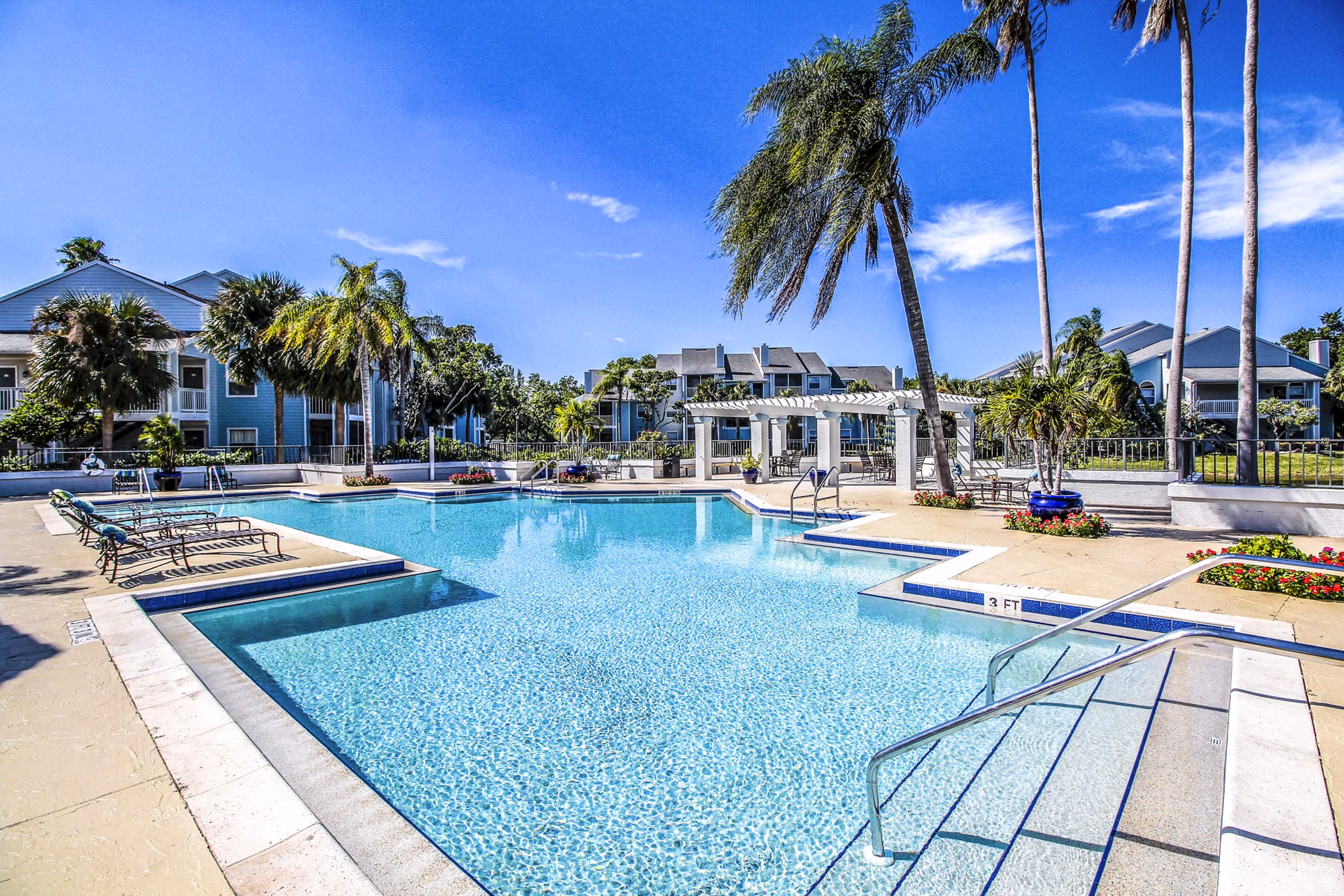 Infinity pool with resort-style seating at The Retreat at Vista Lake Apartments