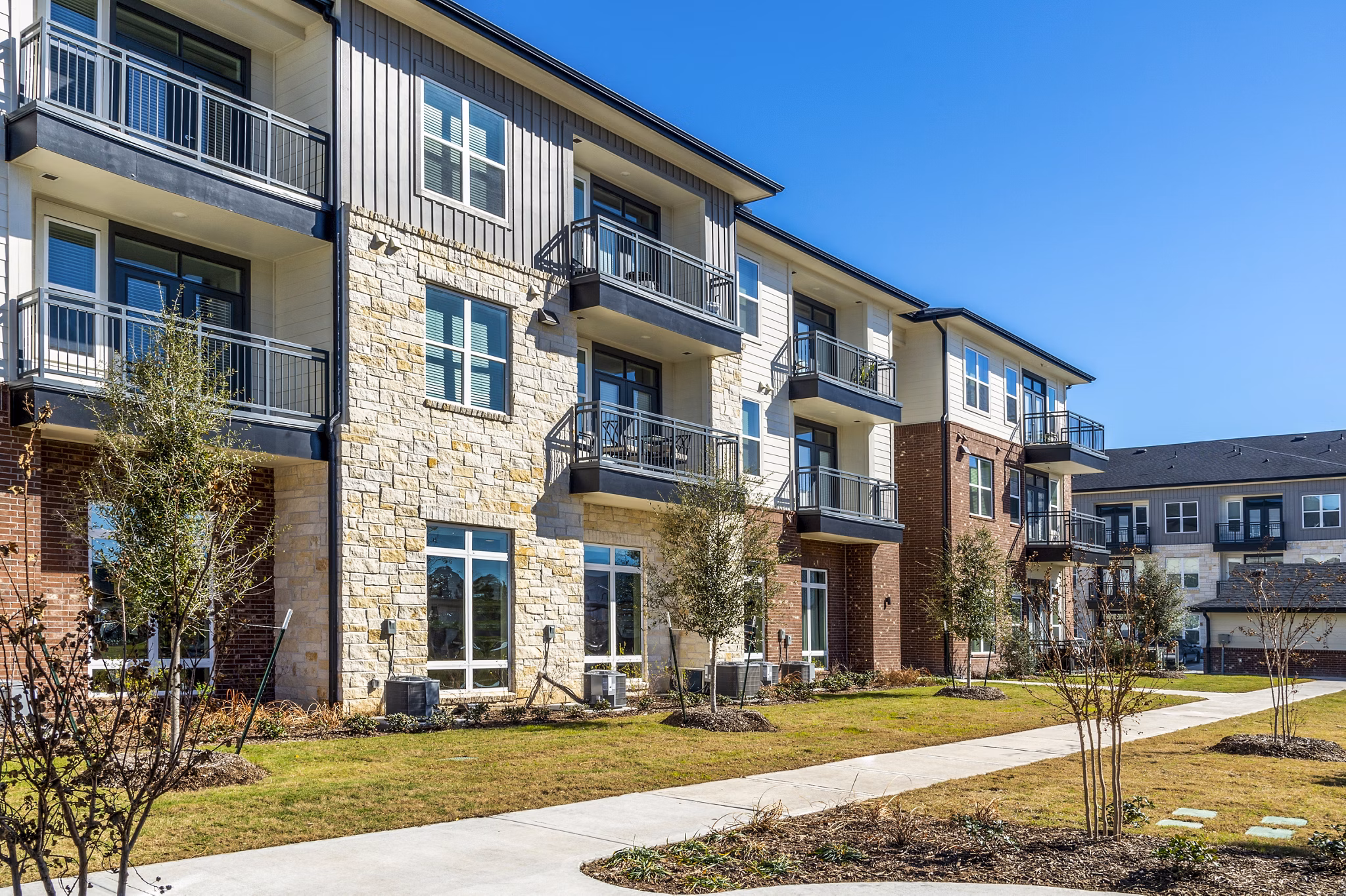 The Waterview Apartments: Sleek high-rise building with stunning in urban setting