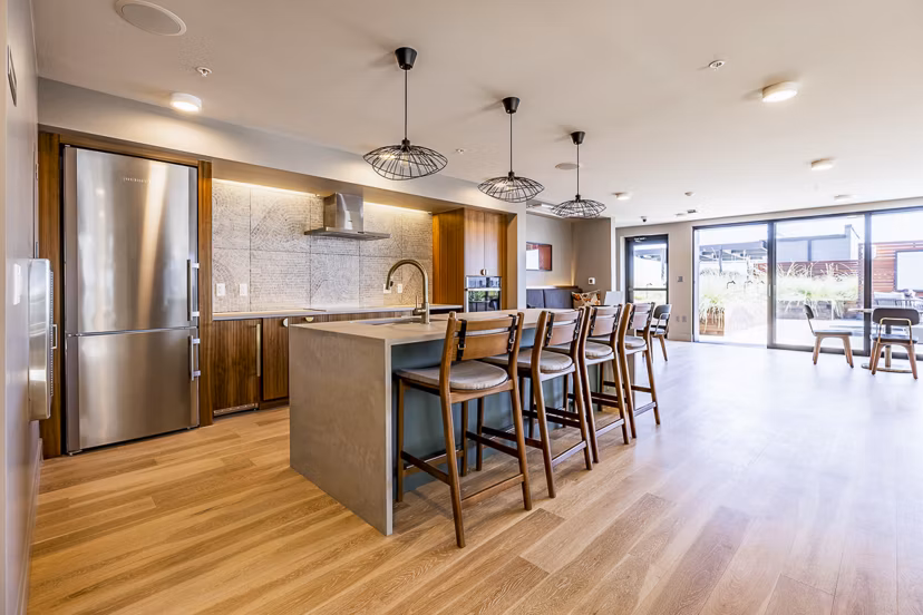 Modern clubhouse at Mason & Main Apartments featuring stylish seating and entertainment areas in a luxury Greystar community