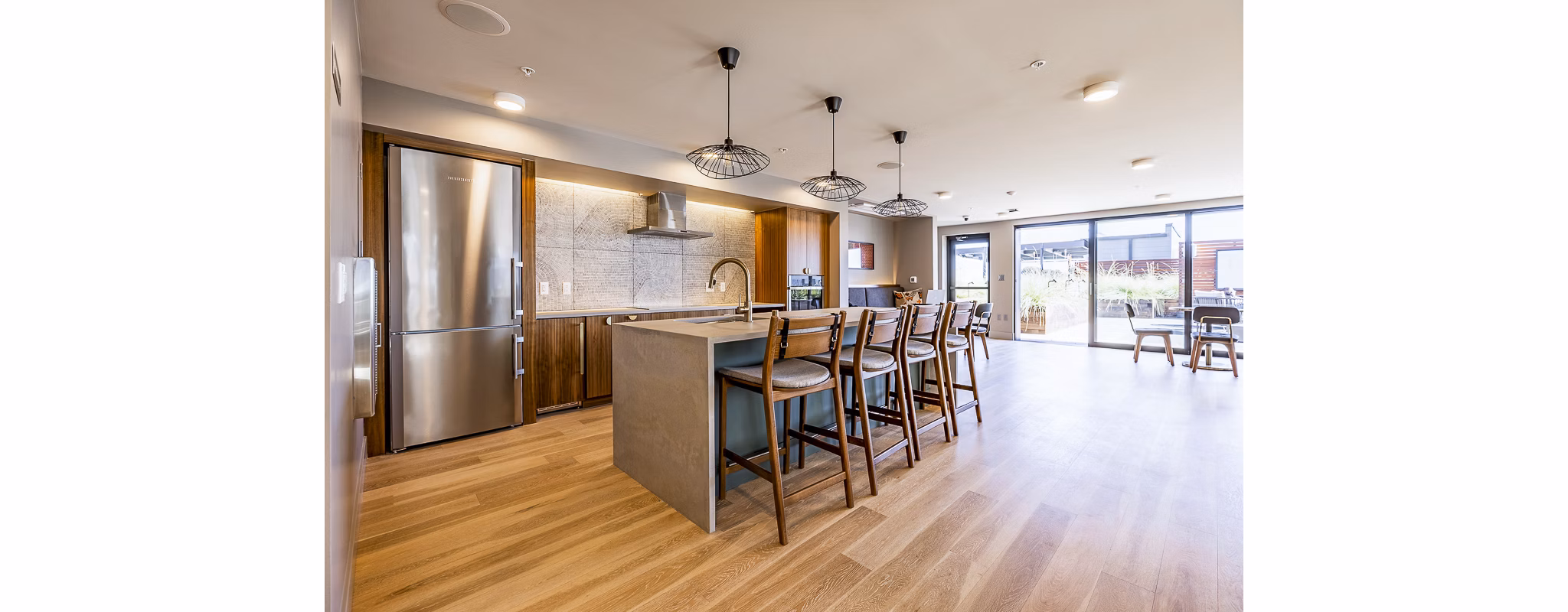Modern clubhouse at Mason & Main Apartments featuring stylish seating and entertainment areas in a luxury Greystar community