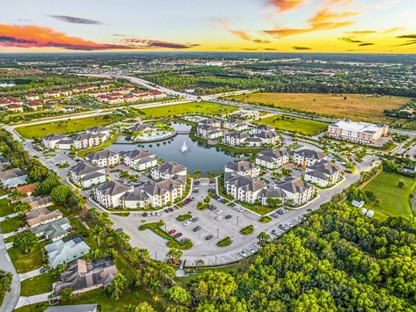 Estero Oaks Apartments: Elegant of luxury apartment building in sunny Estero