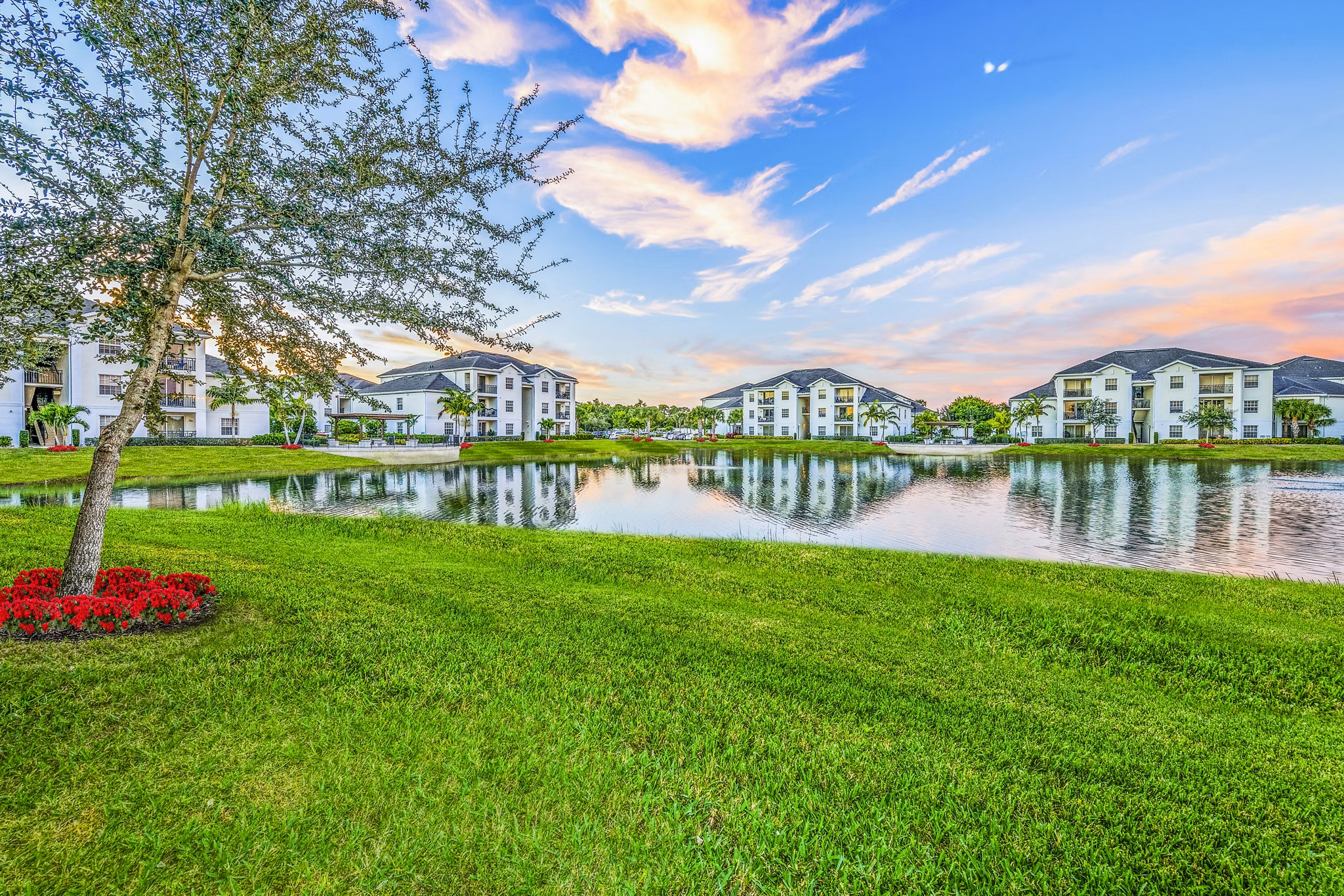 Estero Oaks Apartments: Contemporary of luxury apartments in scenic Fort Myers