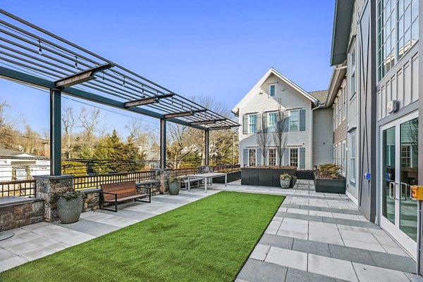 grill area/patio at Darien Commons Apartments