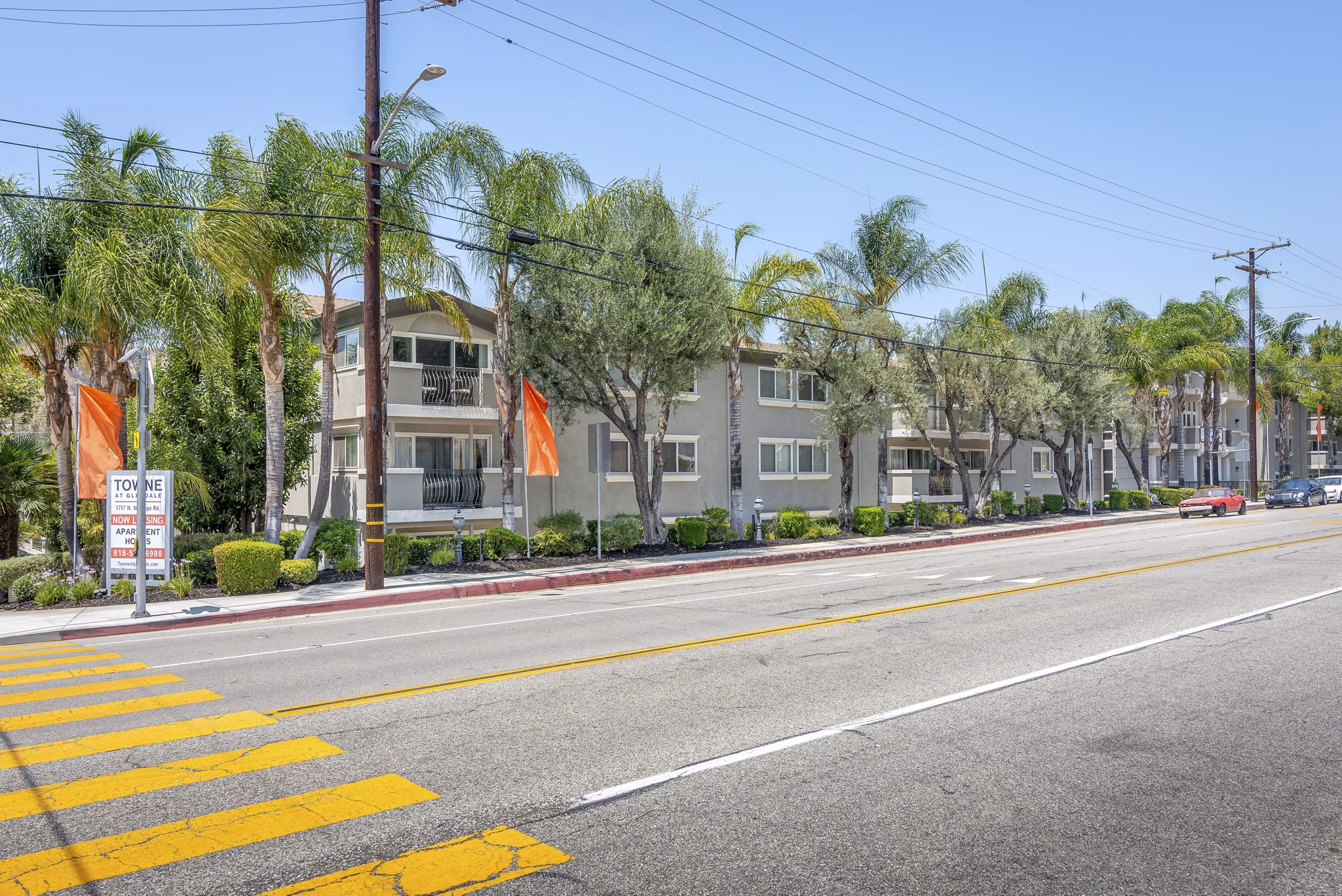Towne at Glendale: Contemporary luxury apartments with scenic views in Glendale