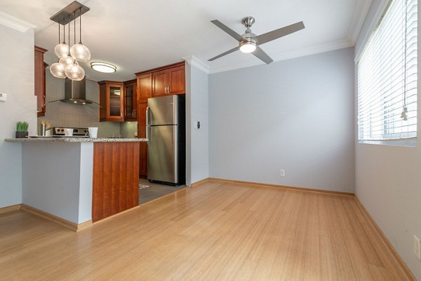 dining area at Towne at Glendale Apartments