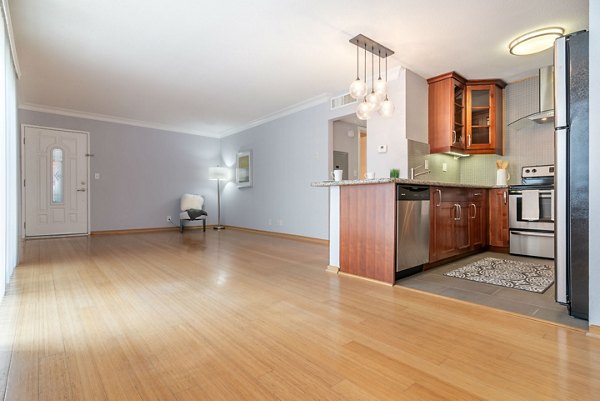 dining area at Towne at Glendale Apartments