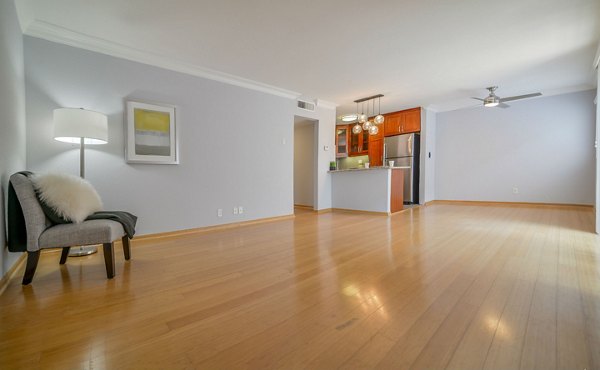 Spacious living room with modern furnishings in Towne at Glendale Apartments