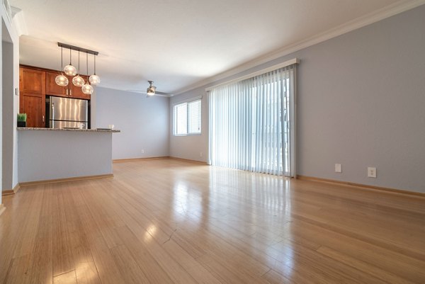 living room at Towne at Glendale Apartments