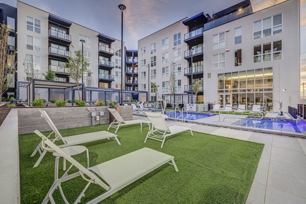 courtyard at 6th and Main Apartments