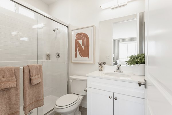 Vello Valley: Modern bathroom with elegant fixtures in single apartment townhomes