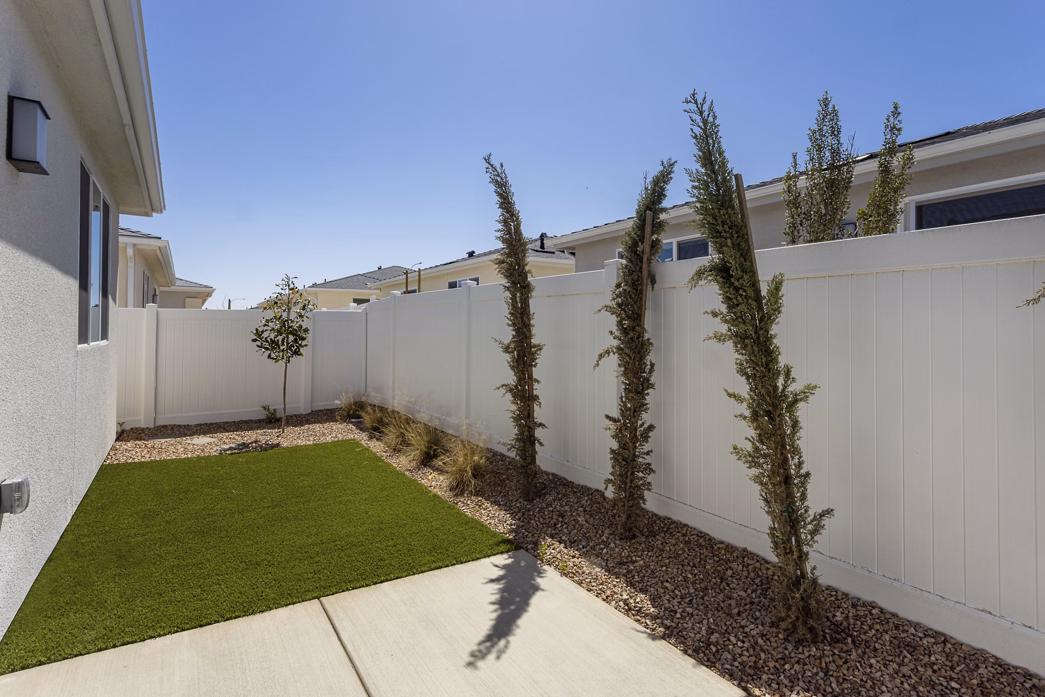 Backyard patio with modern furnishings at Vello Valley BTR Single Apartment Townhomes, perfect for outdoor relaxation and entertainment
