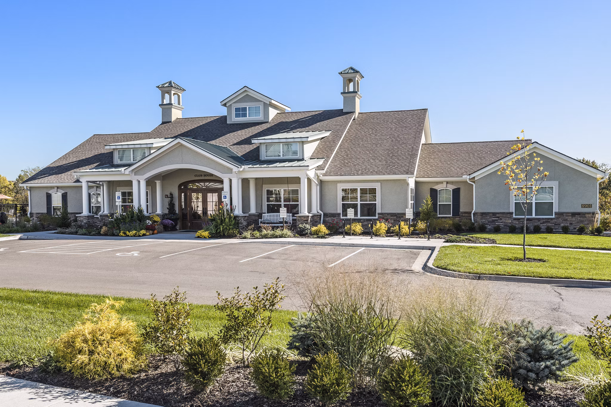 Savannah West Apartments: Elegant of luxury apartments in a quiet Kansas City neighborhood