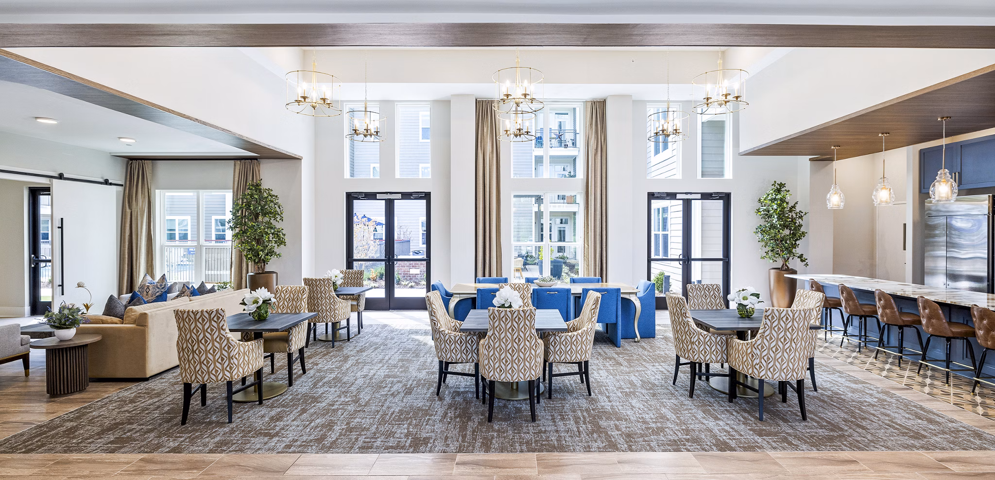 Album Huntersville: Elegant clubhouse and dining hall with contemporary decor