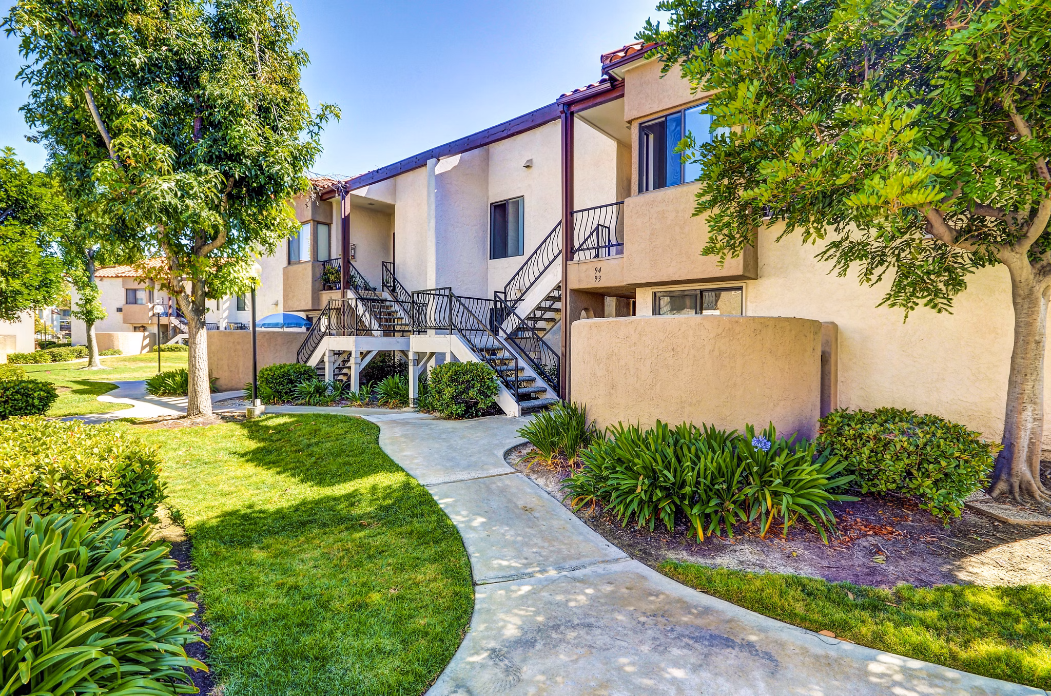 The Casas Apartments: Elegant design of luxury apartments located in vibrant urban neighborhood