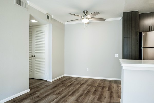 Dining room with modern decor at Central Park Apartments