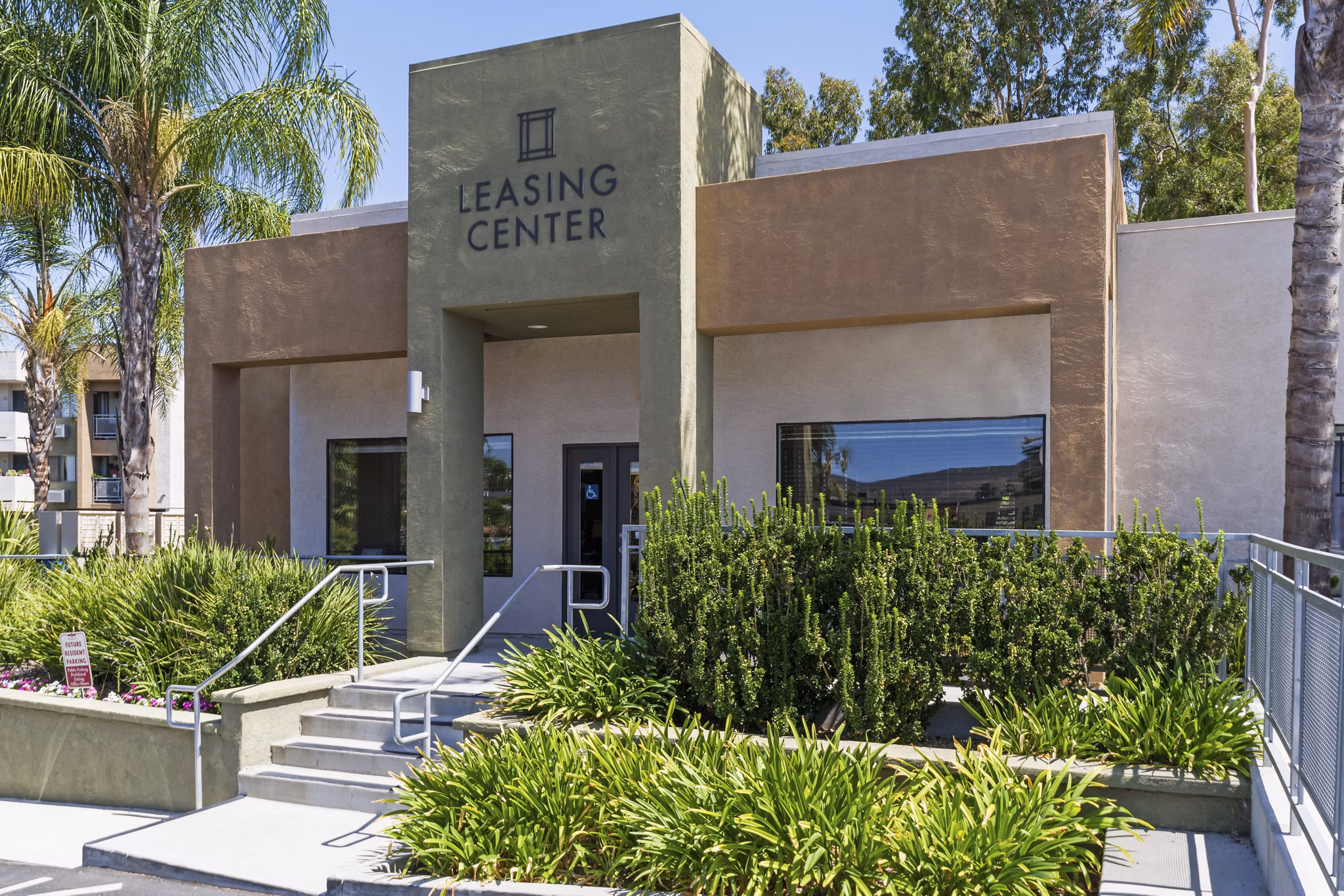 Navajo Bluffs Apartments: Scenic luxury apartments in a peaceful San Diego neighborhood