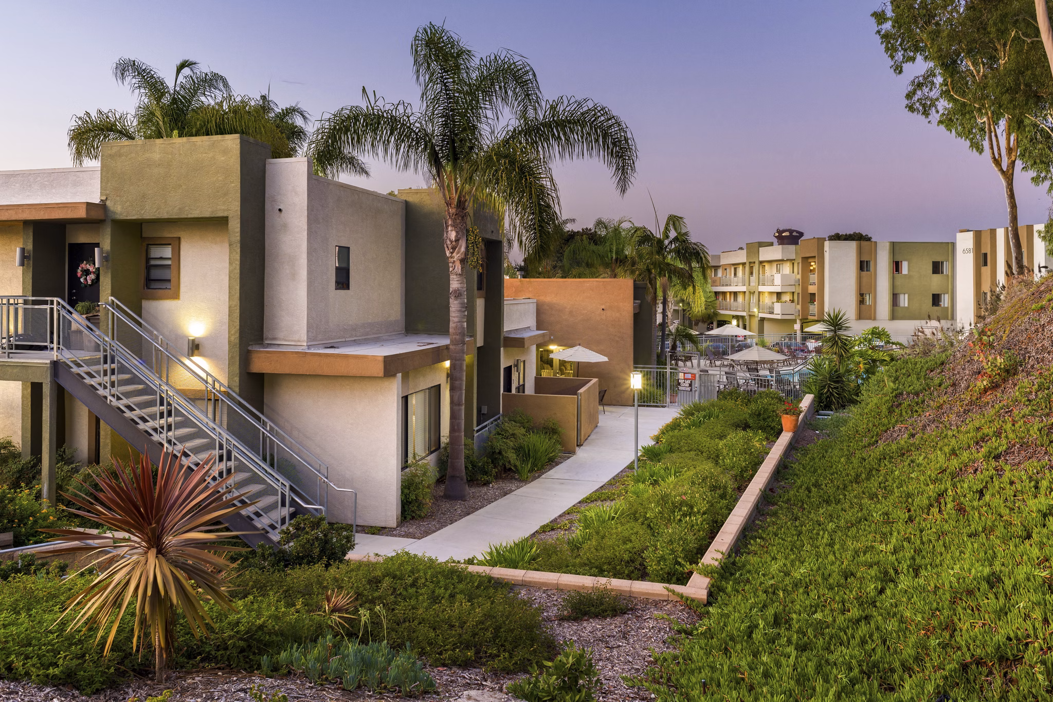 Navajo Bluffs: Scenic hillside luxury apartments in picturesque San Diego