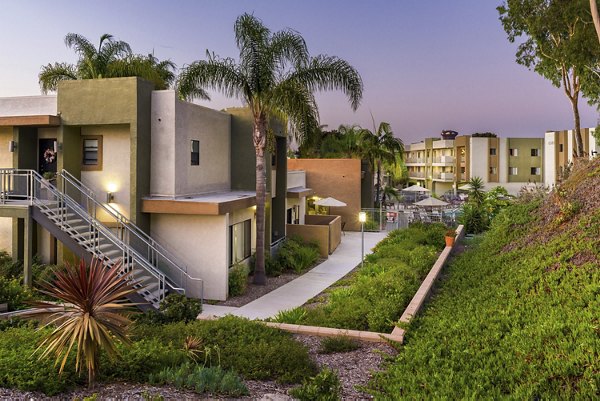 Navajo Bluffs: Scenic hillside luxury apartments in picturesque San Diego