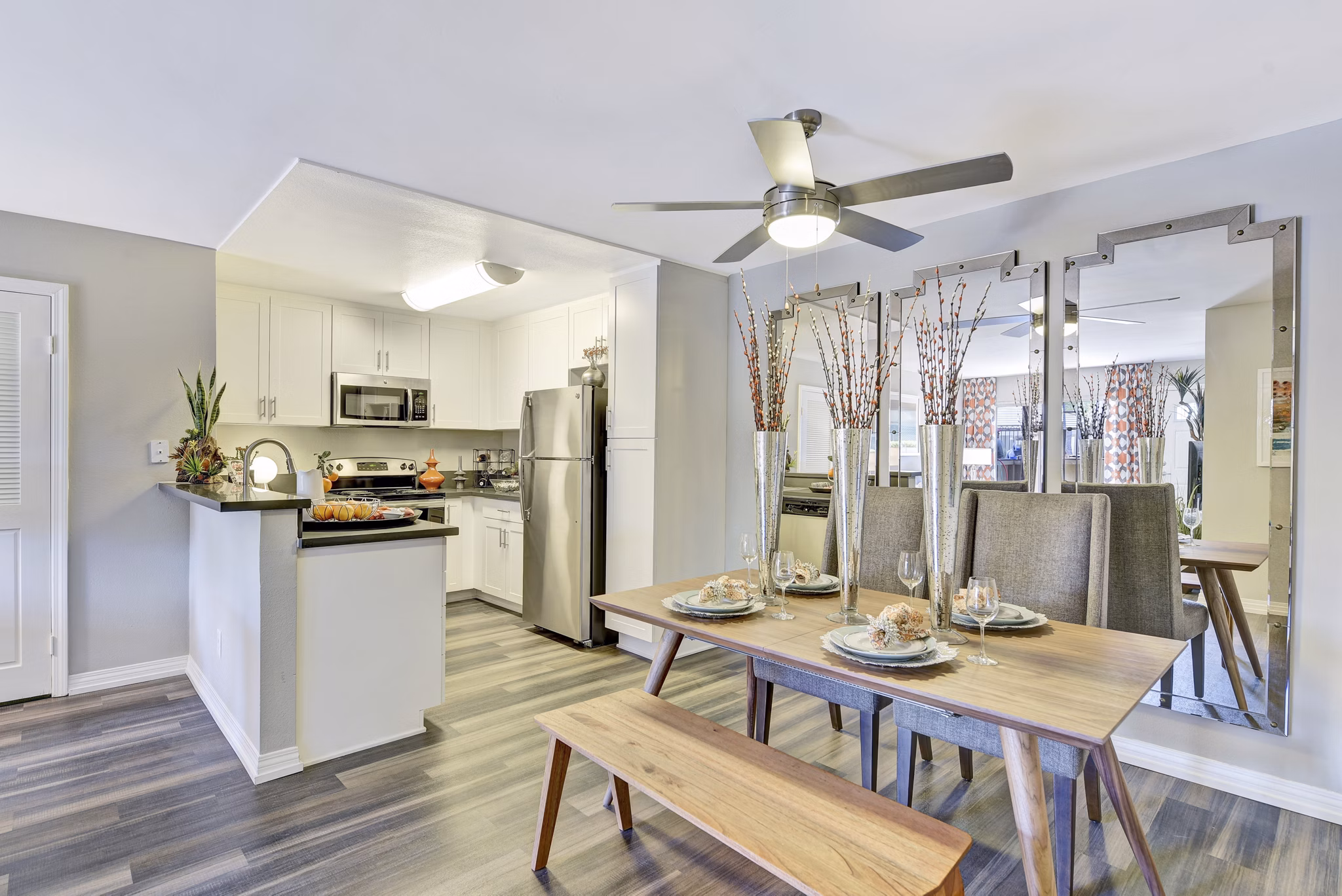 Dining area with contemporary furniture at Park Pointe Apartments, Greystar luxury apartments