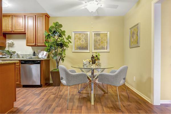 dining room at Sunbow Villas Apartments
