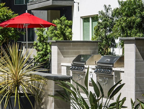 grill area at Vora Mission Valley West Apartments