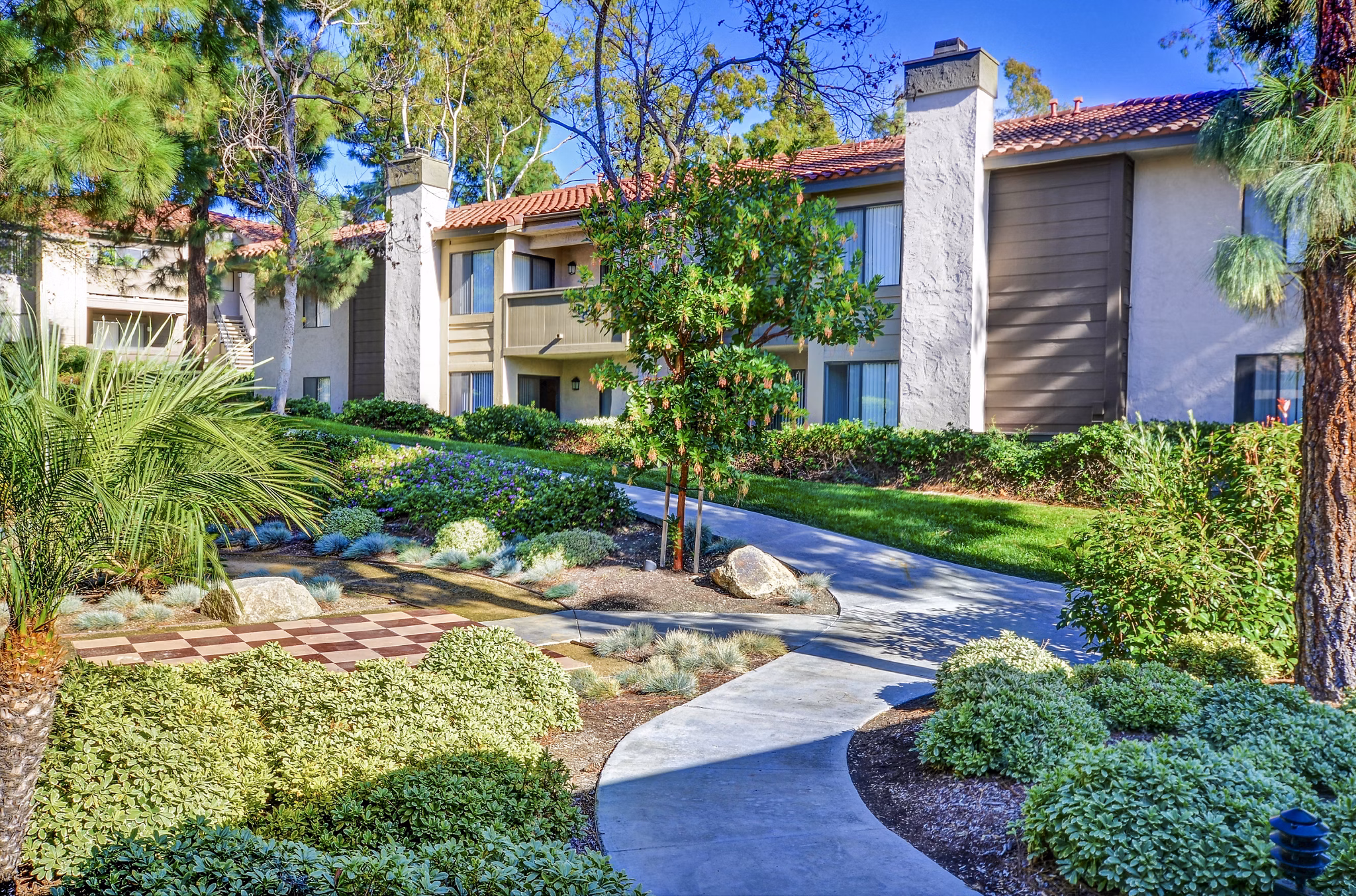Shadowridge Woodbend Apartments: Elegant view of luxury apartments nestled in natural surroundings
