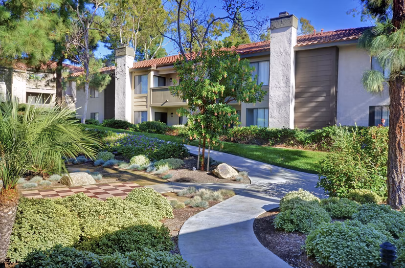 Tranquil courtyard with lush greenery at Shadowridge Woodbend Apartments, ideal for relaxation in this luxury Greystar community