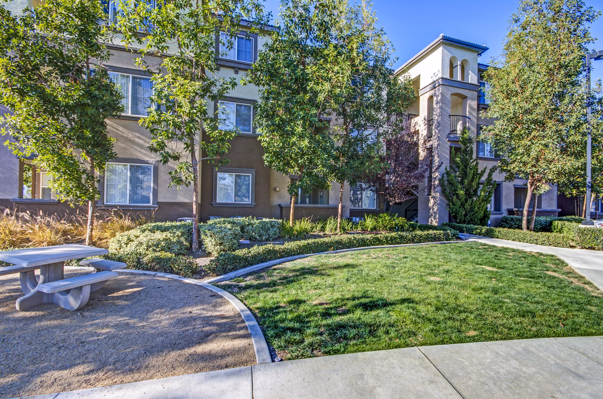 Ridgestone Apartments: Luxury of contemporary high-rise in urban setting