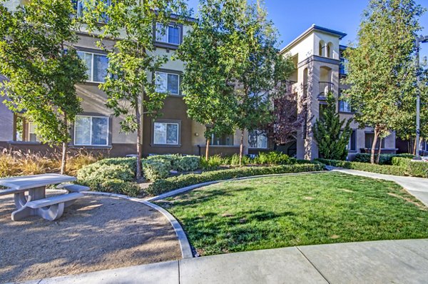 Ridgestone Apartments: Luxury of contemporary high-rise in urban setting