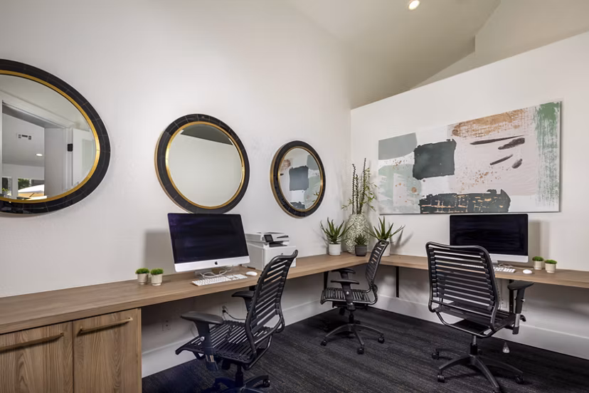 Tuscany Ridge Apartments: Business center with modern furnishings and cutting-edge technology in a luxury living community