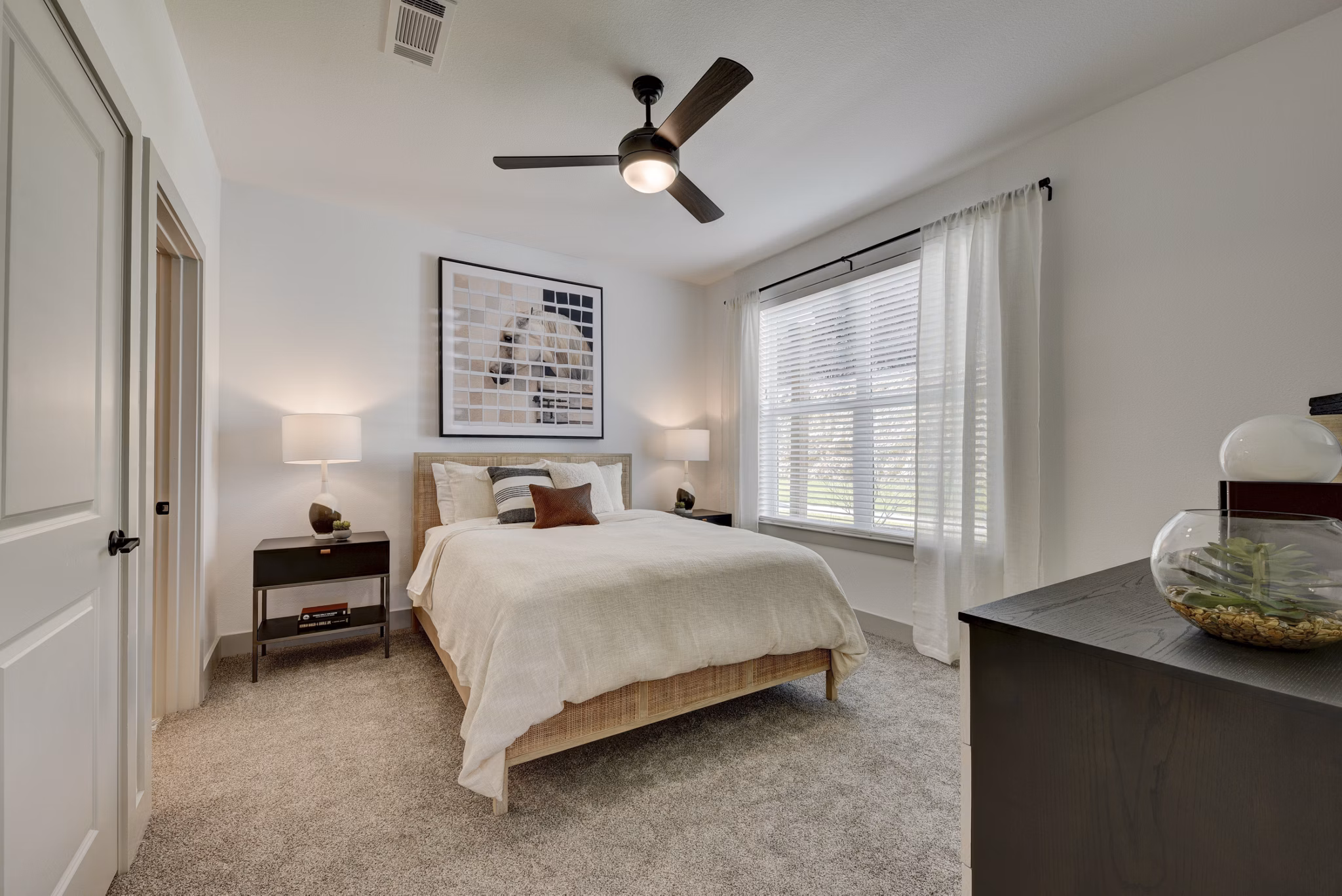 Cozy bedroom with modern furnishings in Arbolada Apartments