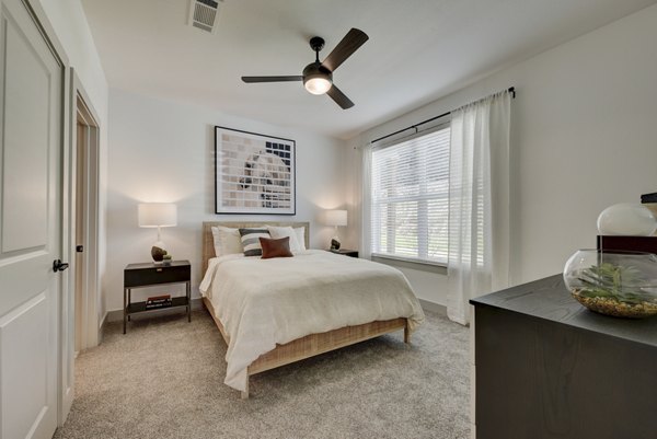 Cozy bedroom with modern furnishings in Arbolada Apartments