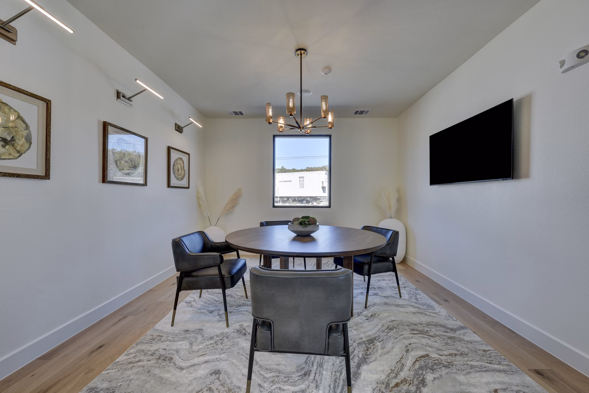 Meeting facility with modern design and comfortable seating at Arbolada Apartments, ideal for business gatherings and resident events