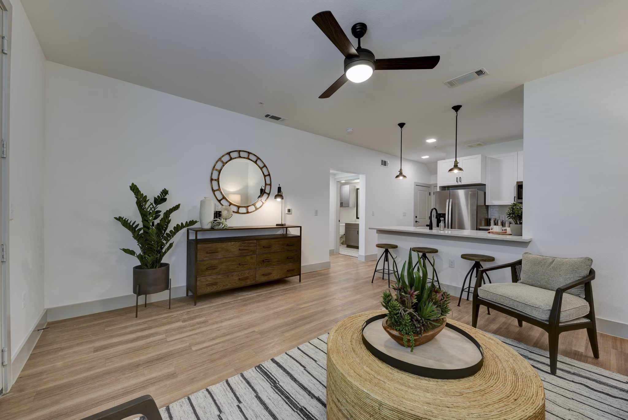 Spacious living room with modern furnishings at Arbolada Apartments