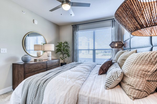 Spacious bedroom with stylish furnishings at Moderno Apartments