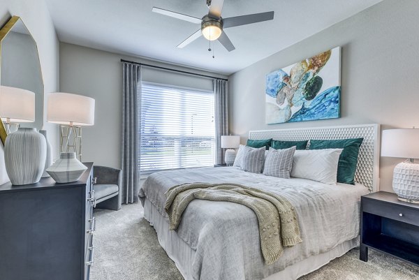 Bedroom featuring modern decor and ample natural light in Moderno Apartments