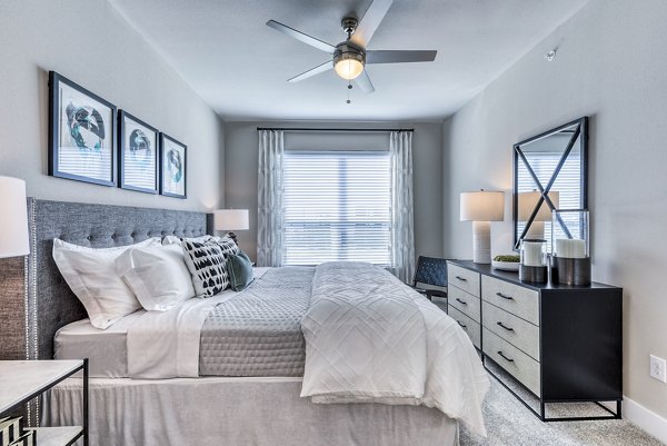 Spacious bedroom with elegant decor at Moderno Apartments