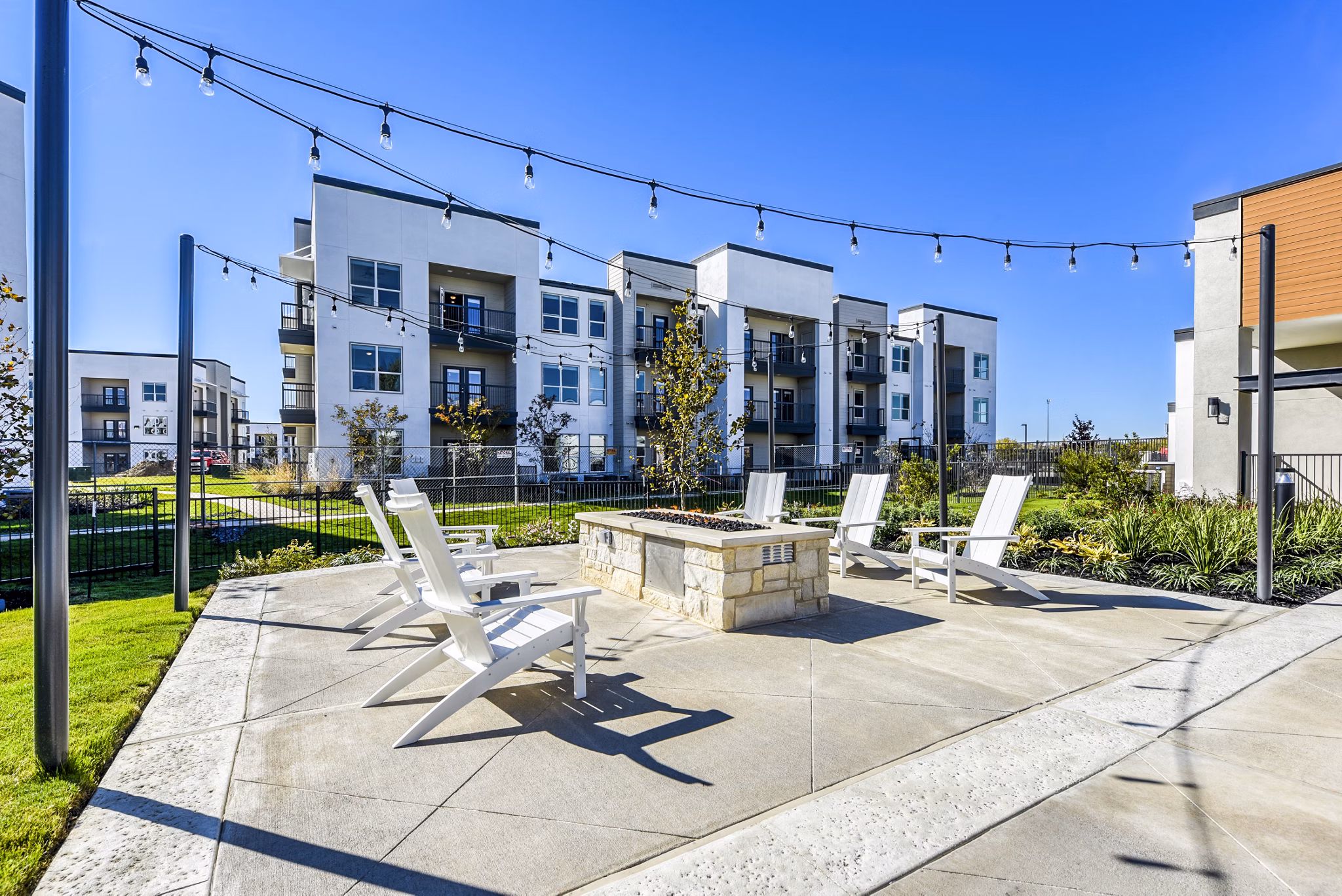 Fire pit at Moderno Apartments: Cozy outdoor seating area with modern design in a luxurious Greystar community
