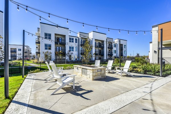 Fire pit at Moderno Apartments: Cozy outdoor seating area with modern design in a luxurious Greystar community