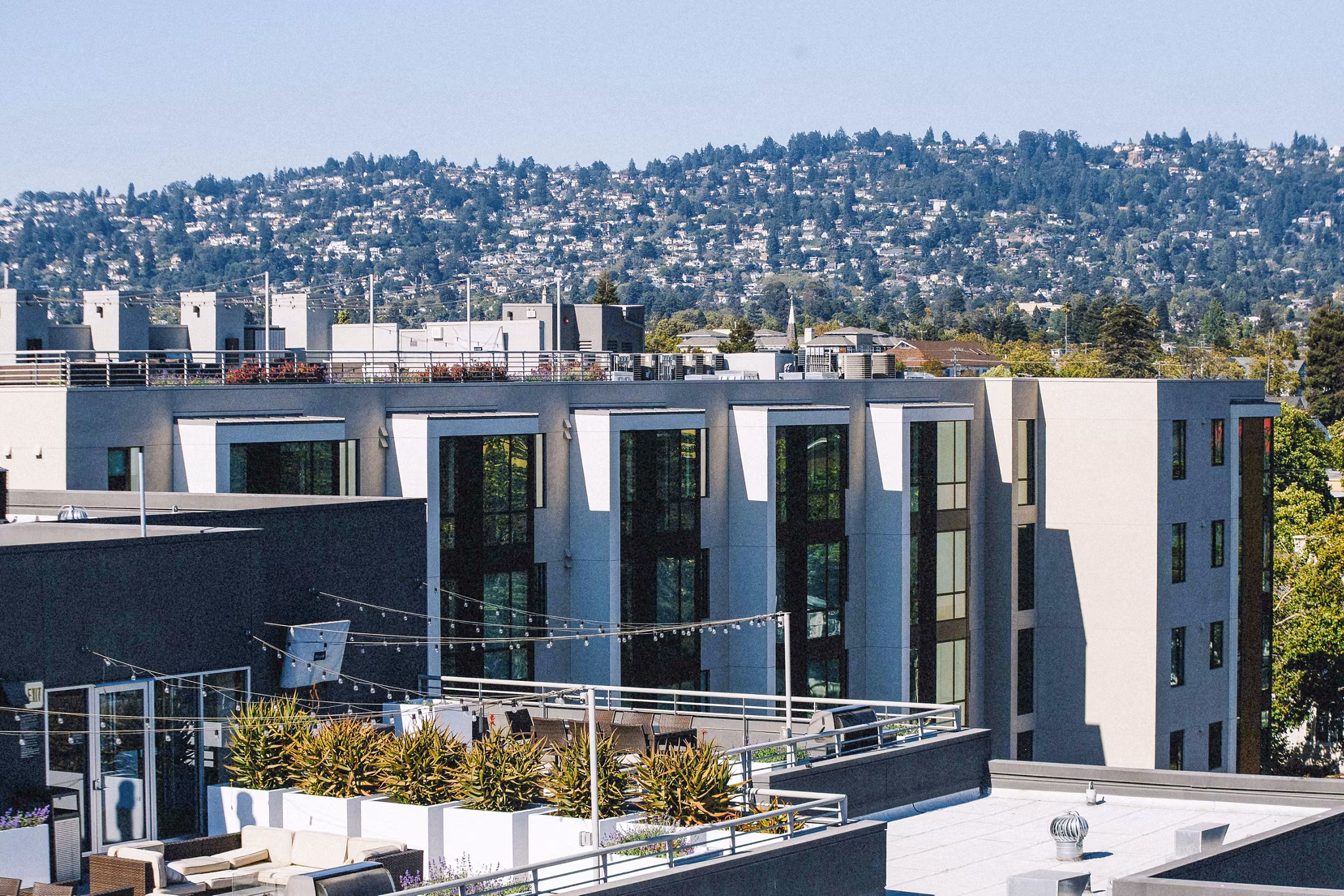 Aquatic I Apartments: Contemporary building in a luxury setting near key amenities