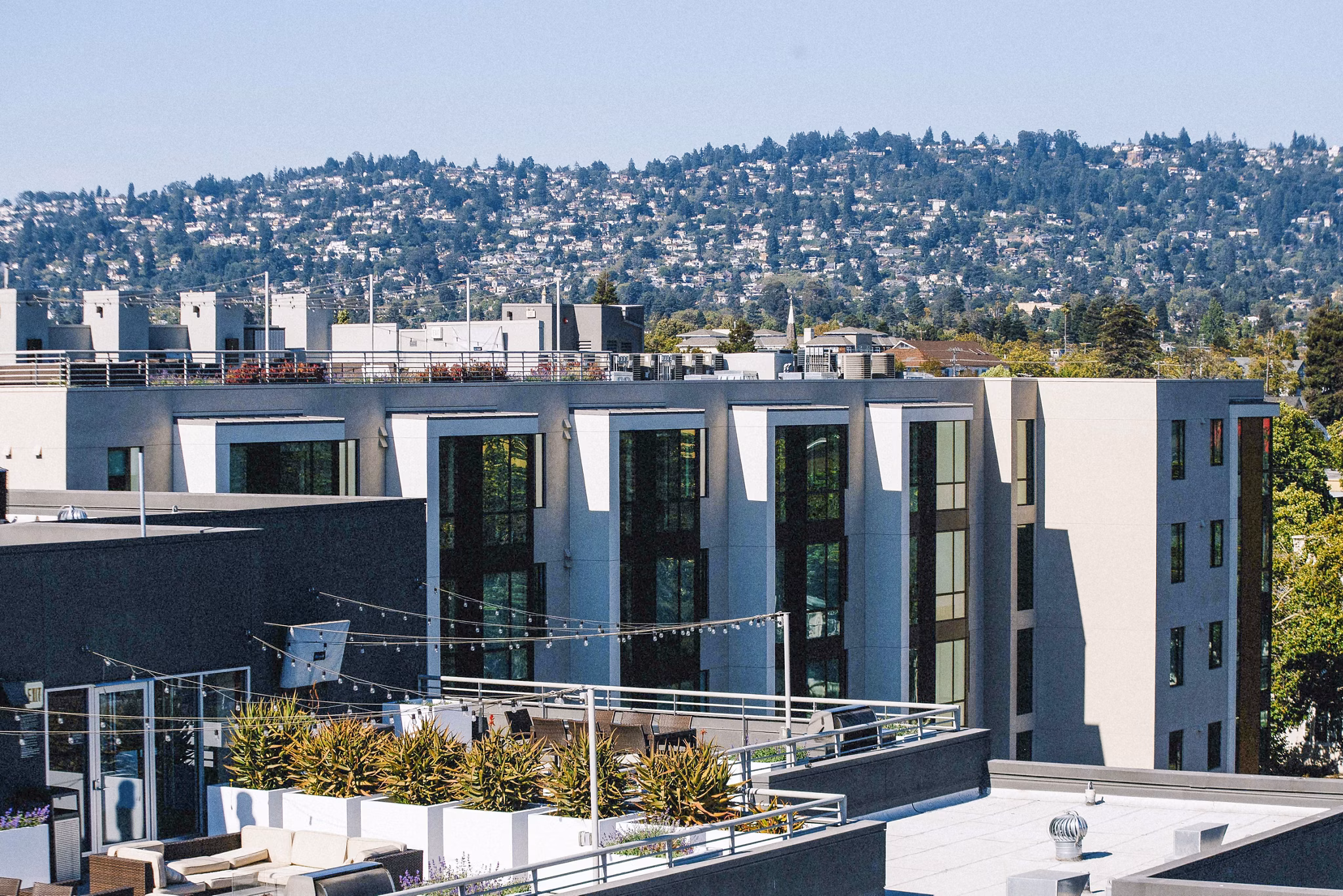 Aquatic I Apartments: Contemporary building in a luxury setting near key amenities