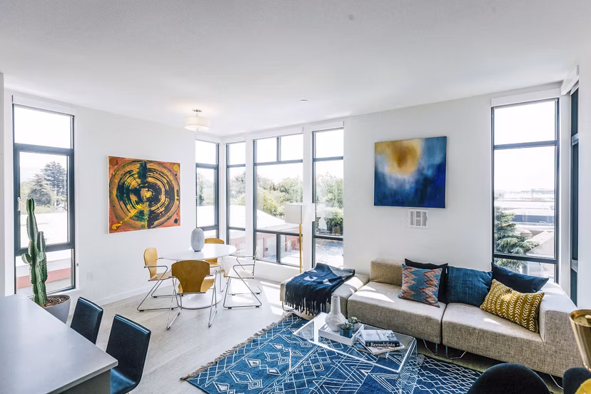 Spacious living room with modern decor at Aquatic I Apartments