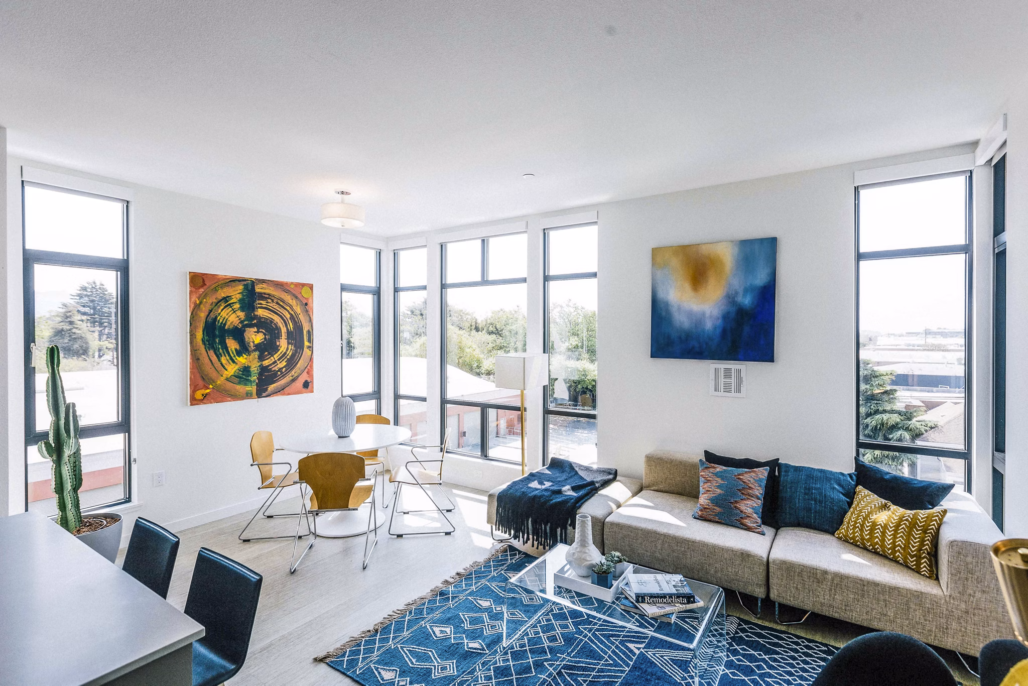 Spacious living room with modern decor at Aquatic I Apartments