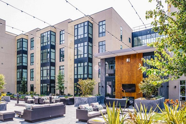 patio at Aquatic I Apartments