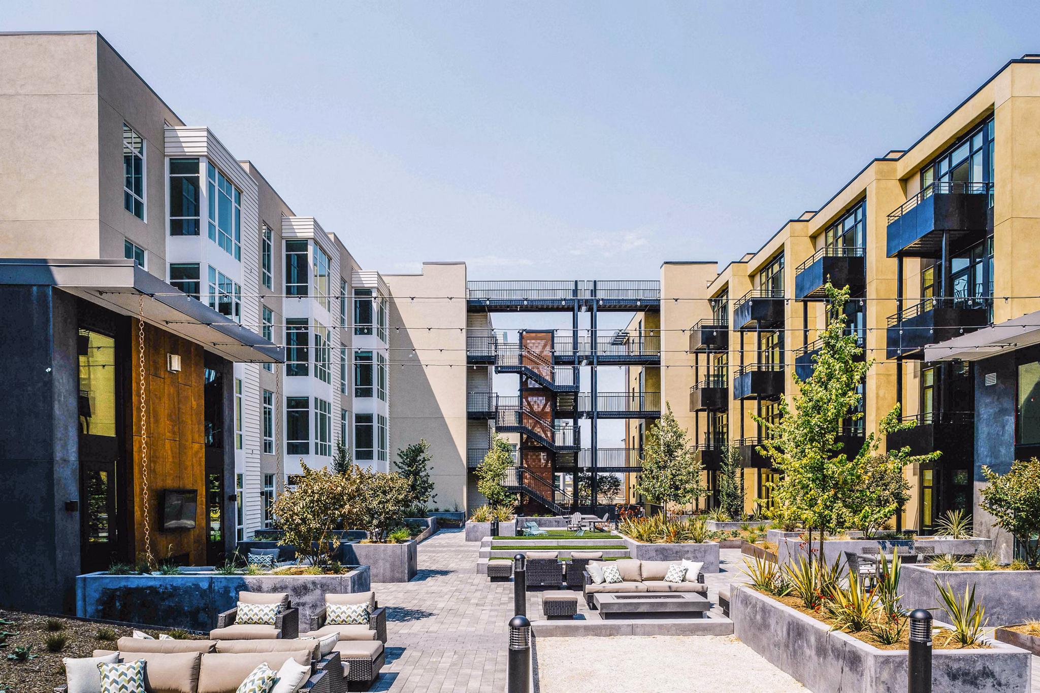 Aquatic I Apartments: Lush landscaped courtyard with seating and greenery