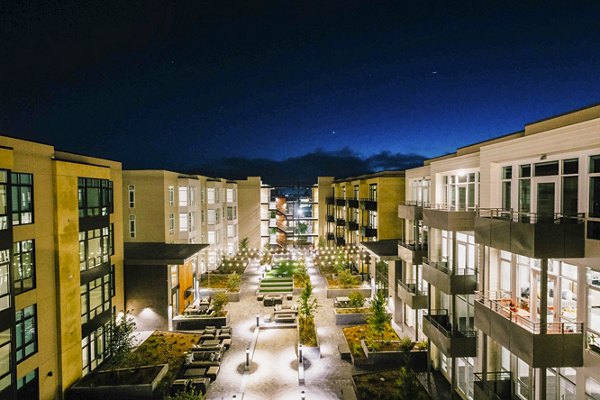Garden-style courtyard featuring lush landscaping at Aquatic I Apartments