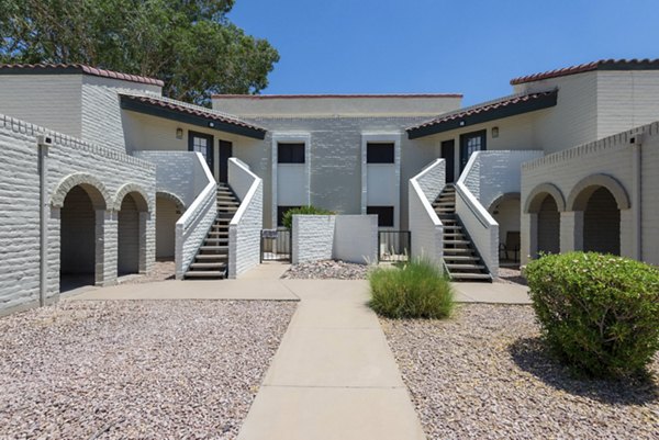 La Privada Apartments: Elegant garden-style in sunny Phoenix