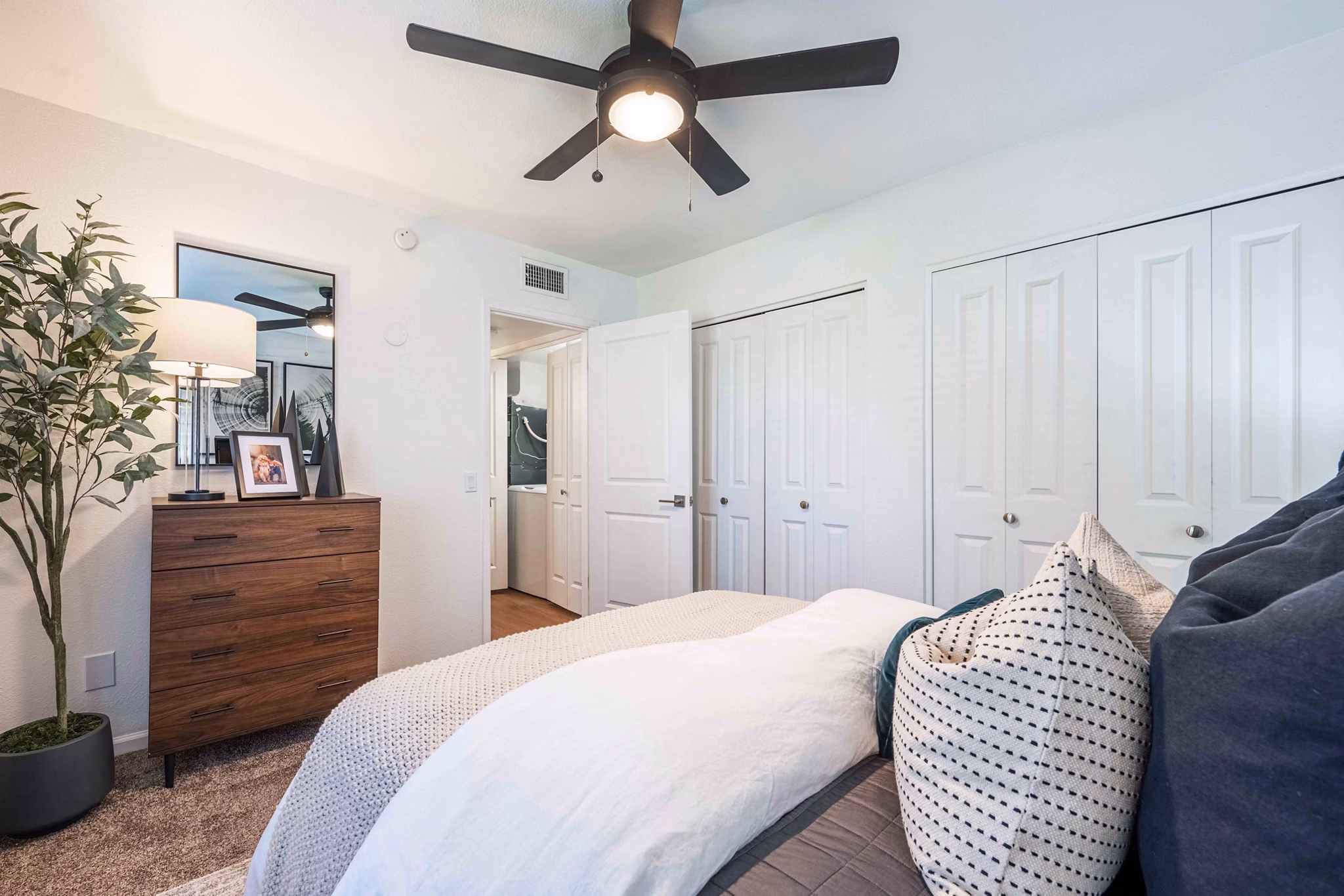 La Privada Apartments: Elegant bedroom with natural light and modern decor for luxury living